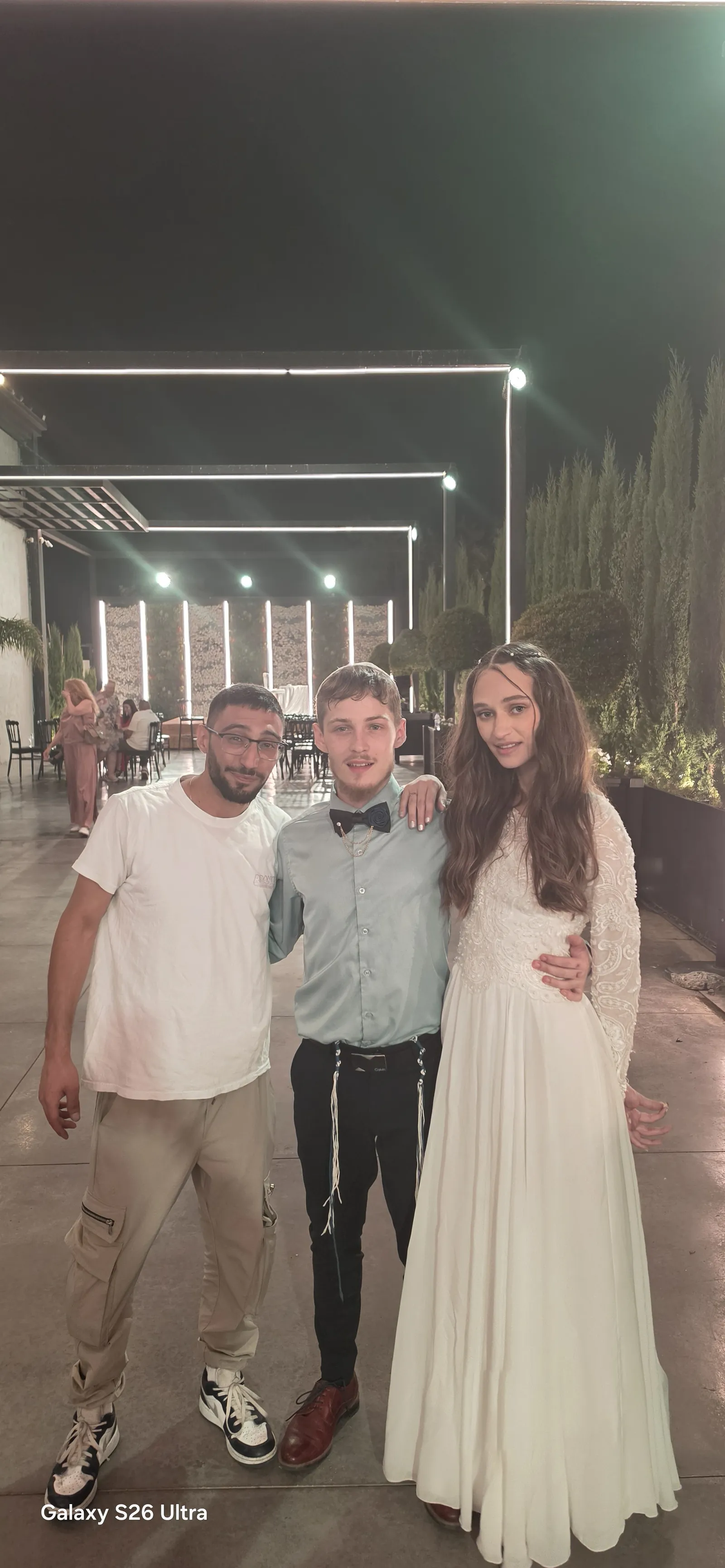 זוג בתמונה חגיגית באירוע